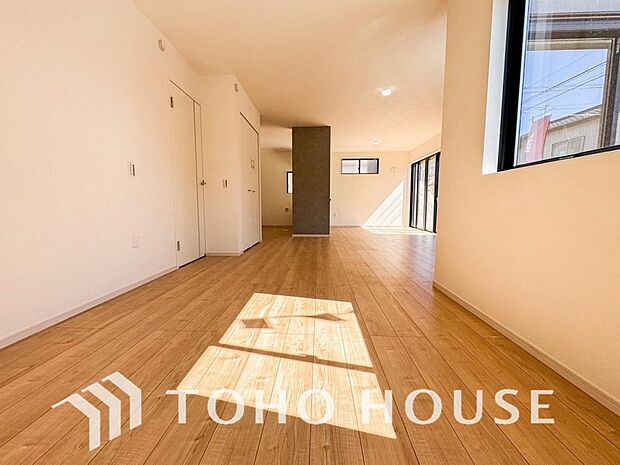 一日の中で多くの時間を過すことになるリビング。爽やかな通風と採光を存分に感じる事が出来る空間です。