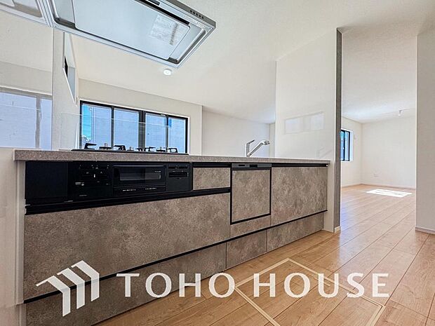 広々キッチンを採用。みんなで作った料理を召し上がりながらの会話は、どのような物になるのでしょうか。