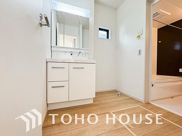 収納もさる事ながら、朝の慌ただしい時間もホテルライクなスペースで余裕とゆとりを感じて頂けます。