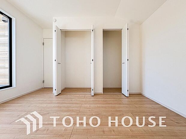 クローゼットを完備。家具の配置にも困らない設計がされており、採光と室内のバランスが絶妙です。