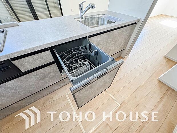 ビルトイン食器洗浄乾燥機付きのシステムキッチン。毎日の家事負担を軽減する嬉しい設備です。