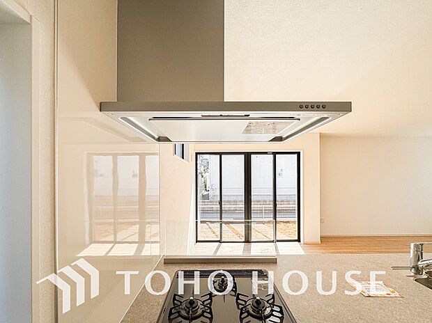 昨今主流のスリムタイプのレンジフード。スタイリッシュな見た目からインテリアとしても人気がある型です。