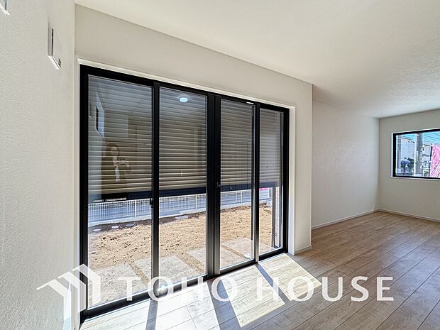 戸建にも防犯機能のシャッターを完備しております。寒い冬でも中から開閉が可能ですのでラクラクな所も便利です。