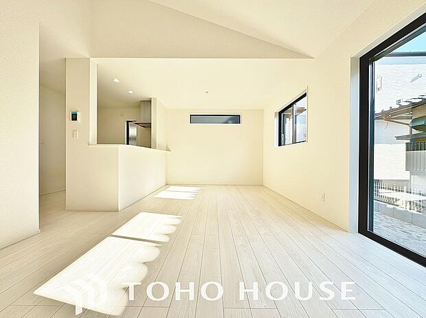 光が注がれる青い空から鮮やかに赤色にゆっくりと染まる。そんな優しい時間がここでは流れてゆく。