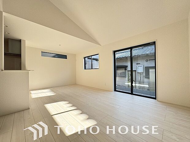 忙しい朝でも、しっかり家族が揃って食事をして頂けるゆとりある大きさのダイニングスペース。