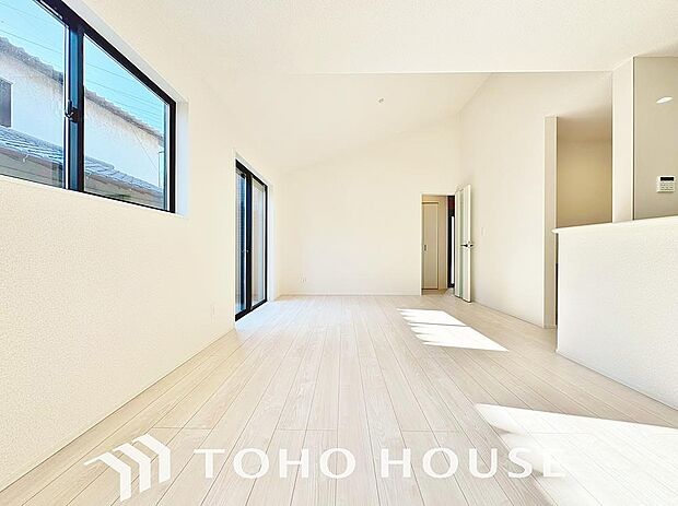 光と風があふれる開放的なリビングダイニングには自然と家族みんなが集まってきます。