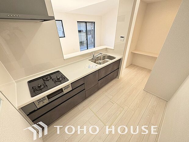 リビングで遊ぶお子様や寛ぐ家族と対話しをしながら家事を行えるのが自慢のキッチンスペースです。