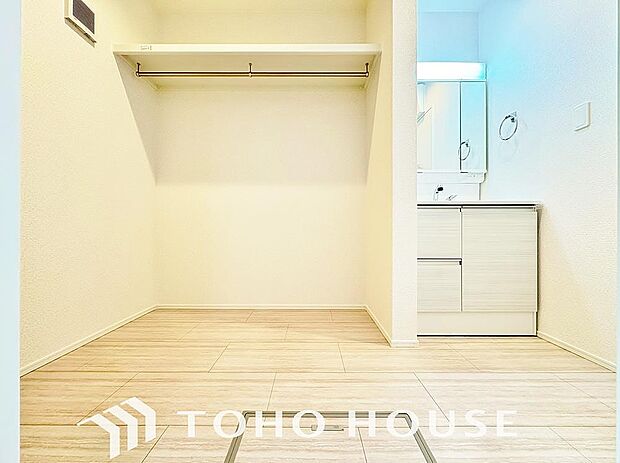 収納もさる事ながら、朝の慌ただしい時間もホテルライクなスペースで余裕とゆとりを感じて頂けます。