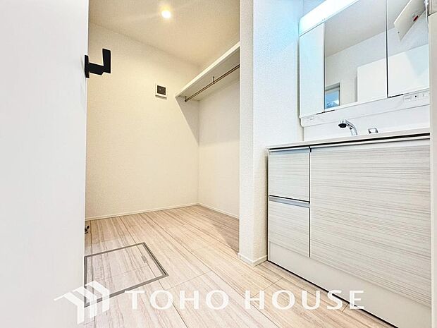 洗面台には三面鏡を採用。鏡の後ろに収納スペースを設ける事により洗面台周りもすっきりします。