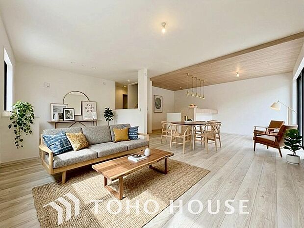 リビングも広く設け、訪れる人々を暖かく迎えてくれます。※家具・家電はCGです。