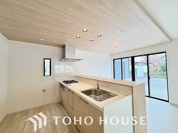 キッチンの収納は、デッドスペースになりやすい箇所を有効活用できる、スライド式収納を採用しました。