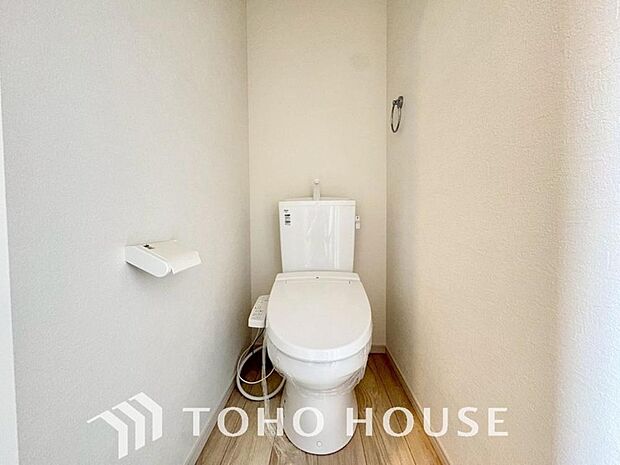 十分な広さと清潔感のあるカラーで纏まったおトイレ。時間に余裕とゆとりを持たせます。