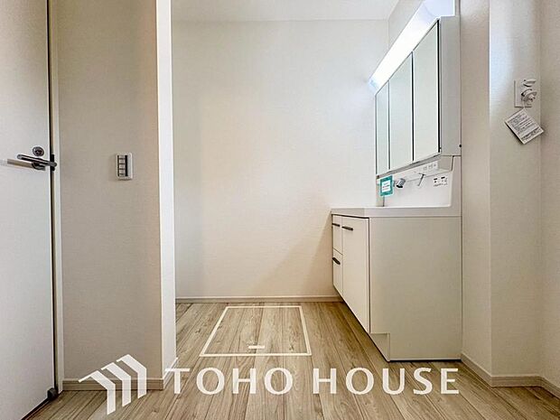 身だしなみのチェックがしやすい大きな鏡、下には収納がたっぷり。スッキリとした空間を演出いたします。