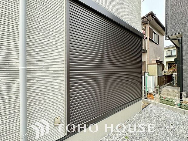 戸建にも防犯機能のシャッターを完備しております。寒い冬でも中からの開閉が可能です。