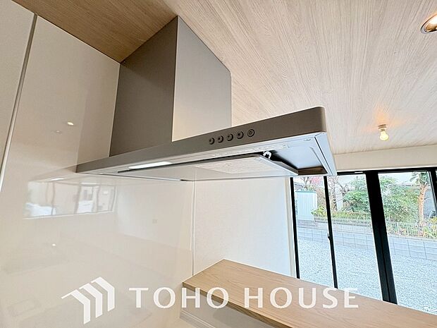 昨今主流のスリムタイプのレンジフード。スタイリッシュな見た目からインテリアとしても人気がある型です。