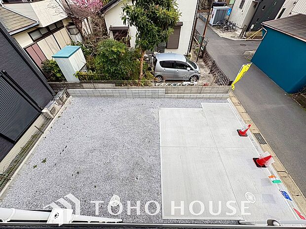 ゆったりとした駐車スペースを確保いたしましたので、大きめのお車でも駐車可能です。