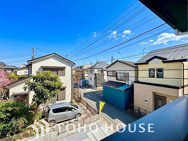 星空が地上に映りこむかのような夜景のきらめきまで、この街ならではの美しい風景の物語が室内に展開。