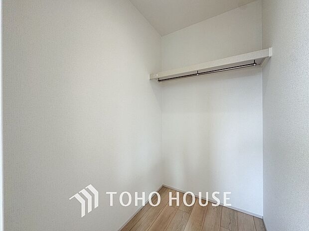 建物内部の収納には拘りました。共有部分に設けた収納。お荷物が多い方にも安心です。