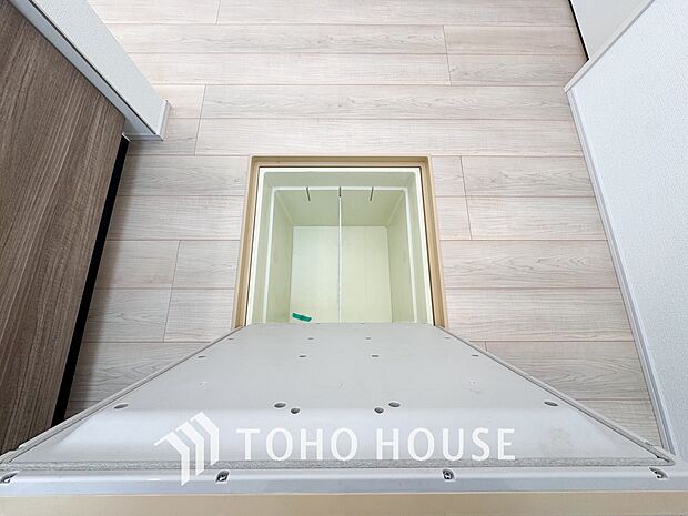 キッチン下部に設けた床下収納。缶詰のストックや非常食、梅酒や味噌などの保存食入れとして利用可です。