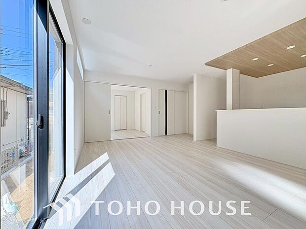 光と風があふれる開放的なリビングダイニングには自然と家族みんなが集まってきます。