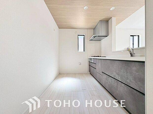 充実した収納スペースを搭載したシステムキッチンは、日々の家事がはかどります。