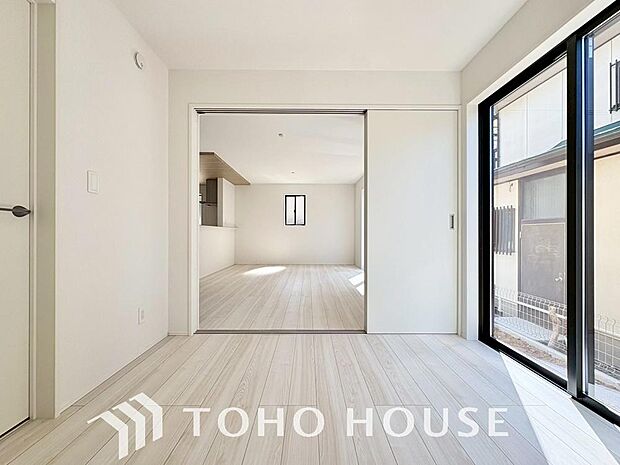 落ち着いたカラーの室内。インテリアやファブリックでお好みのテイストデザインを取り入れて頂けます。