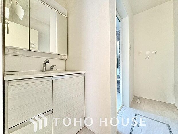 平日の朝であっても、落ち着きとくつろぎを感じられる空間。気持ちよく身だしなみを整えられます。