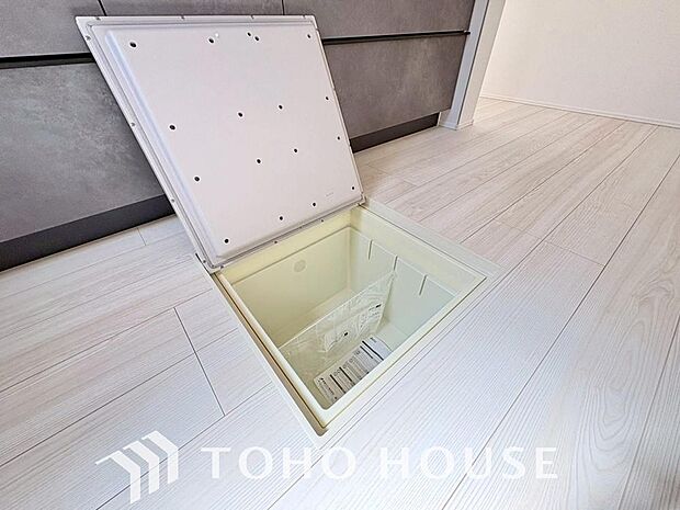 キッチン下部の床下収納は、保存食や季節家電の収納に便利で、点検口の役割も果たします。