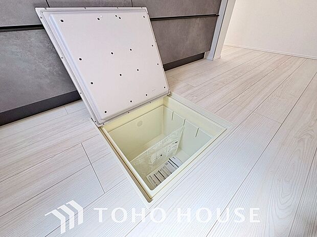 スペースを上手く活用した床下収納はあると何かと便利。食料のストック品はもちろん、掃除用具など。