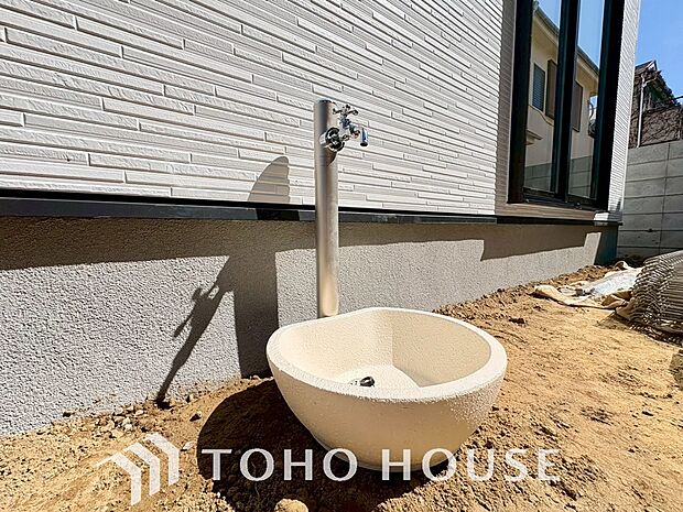 お庭には立水栓がございます。お車やお庭の手入れや、外回りのお掃除の際にあると、便利です。