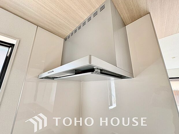 見た目すっきりのスリムタイプのレンジフード。掃除のし易さも◎です。