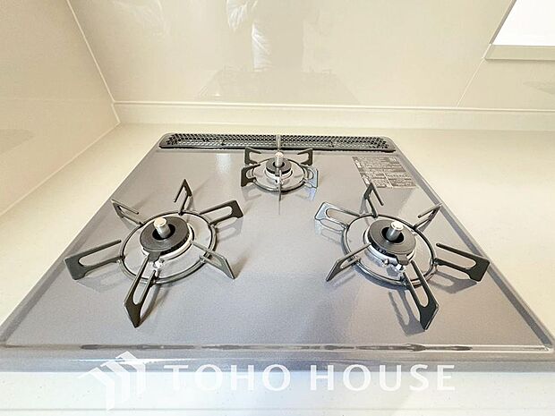 3口コンロは一度に複数のお料理を作ることができるメリットがあります。毎日のキッチンタイムを効率よく。