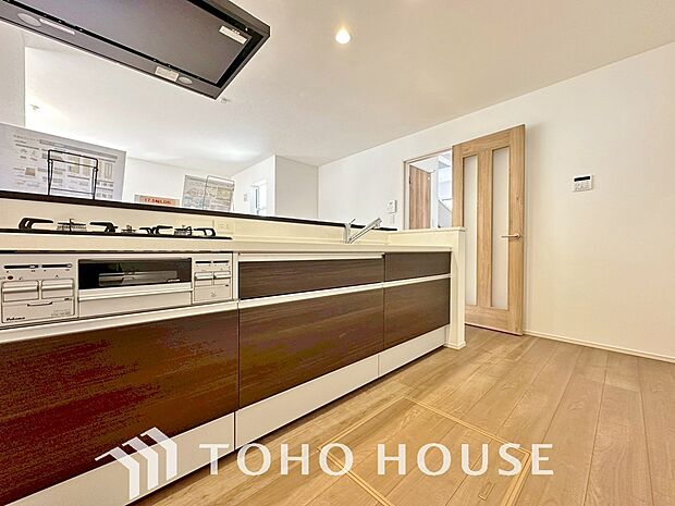 家族みんなでゆったりと調理や食事の準備ができる十分な広さを確保した、快適なキッチンスペース。