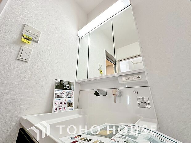 三面鏡のついた洗面台は身だしなみを整えたり「見せない収納」を確保できたり何かと便利。