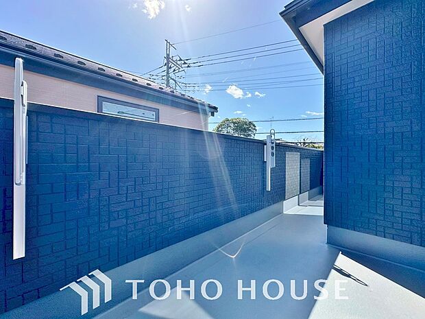 通風・採光に優れ、心地よい光と風があふれています。優しい陽射しが差し込むバルコニーとなっております。