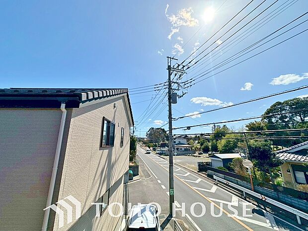 その豊かな眺望にふさわしい空間には、通風・採光にも優れ、心地よい光と風があふれています。