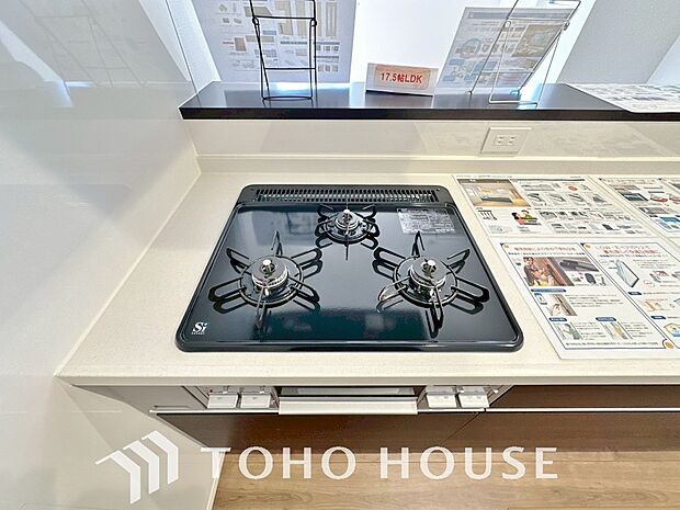 3口コンロは一度に複数のお料理を作ることができるメリットがあります。毎日のキッチンタイムを効率よく。