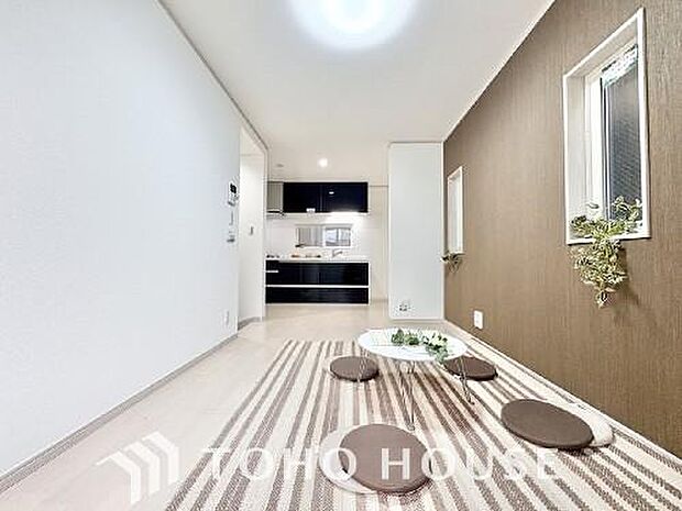 明るく穏やかな空気の中で飲んだり、食べたり、笑ったり。一日の中で多くの時間を過すことになるリビング。