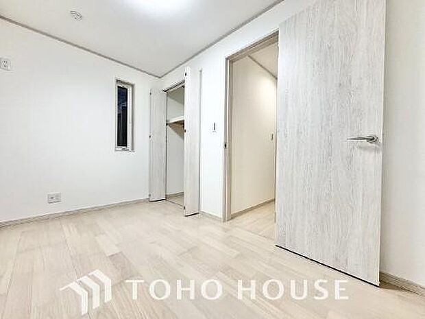 落ち着いたカラーの室内。インテリアやファブリックでお好みのテイストデザインを取り入れて頂けます。