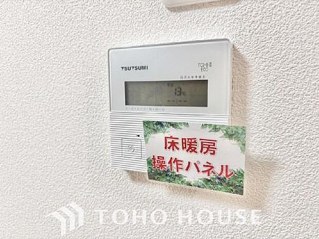 通気性や快適性を重視したリビングには、空気を汚さずに室内を快適な温度に保つ床暖房を完備しております。