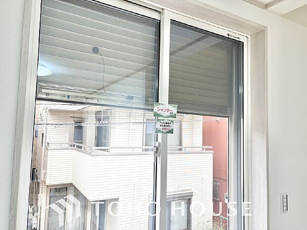 防犯機能のシャッターを完備しております。寒い冬でも中から開閉が可能ですのでラクラク便利。