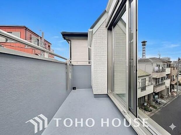 頬をなでる優しい風を感じることが出来るバルコニー。つい深呼吸をしたくなる気持ちの良い眺望です。