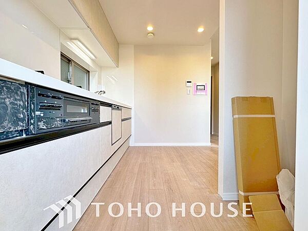 夫婦そろってキッチンに立っても調理がしやすく余裕の広さ。家事をしながら会話も弾みます。