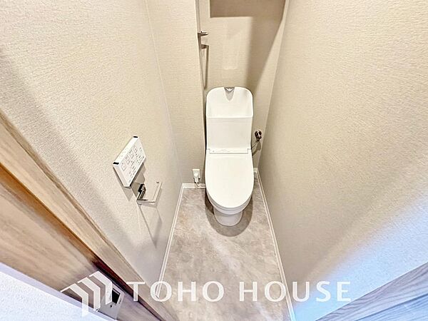 十分な広さと清潔感のあるカラーで纏まったおトイレ。時間に余裕とゆとりを持たせます。