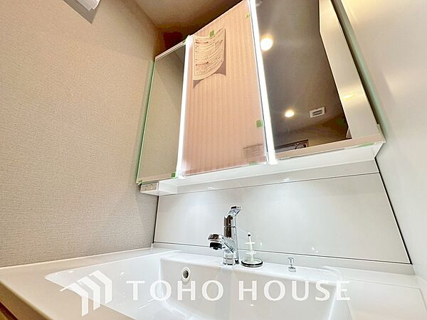 洗面台には三面鏡を採用。鏡の後ろに収納スペースを設ける事により洗面台周りもすっきりします。