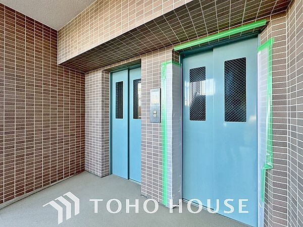 重い荷物などがある時や、お子様をベビーカーで運ぶときなどに大変便利です。足腰の悪い方には欲しい設備。
