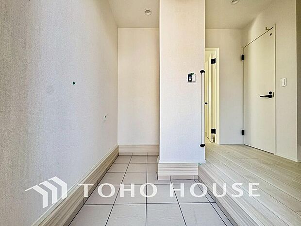 ゲストを招き、家族を迎える玄関は、ディスプレイや照明にこだわってみてはいかがでしょうか。