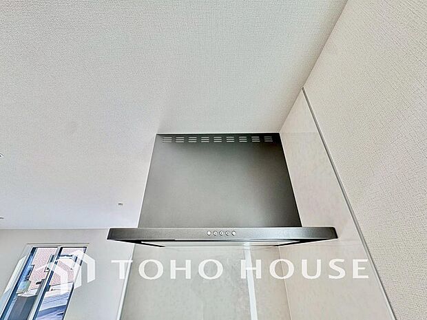 最新のレンジフードは静音性や省エネ性能が向上しデザインもスタイリッシュ。効率的な換気で料理を快適に。