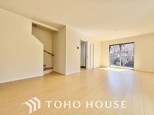 通風と採光を考慮したリビングは地域の鼓動を感じながらお寛ぎ頂くことが可能です。