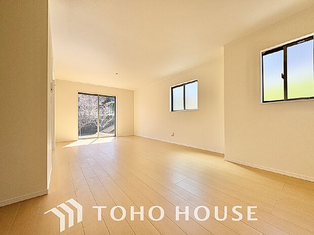 一日の中で多くの時間を過すことになるリビング。爽やかな通風と採光を存分に感じる事が出来る空間です。